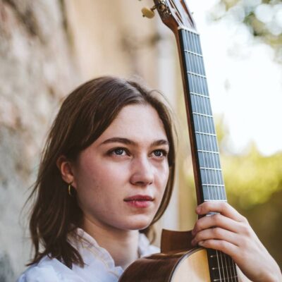 A photo of classical guitarist Hope Cramsie by Cedric Honings, The Volterra Project